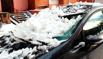 Снег с крыши упал на машину - куда обращаться?