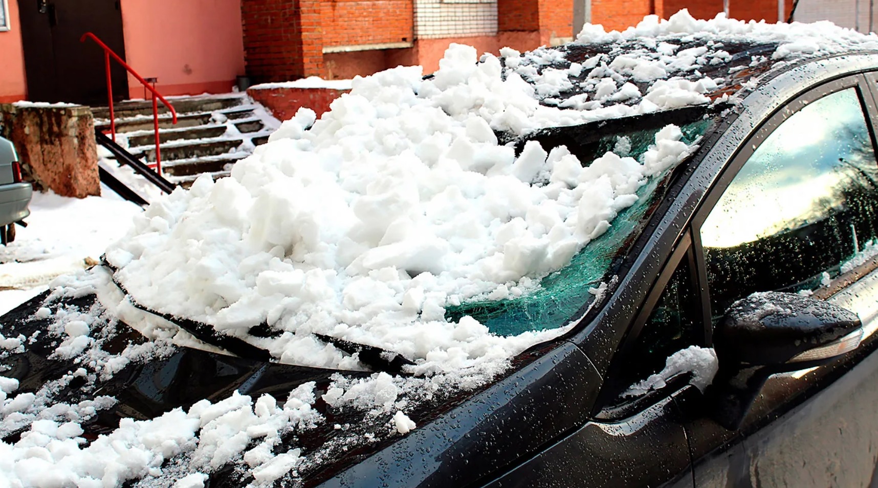 Снег с крыши упал на машину - куда обращаться?